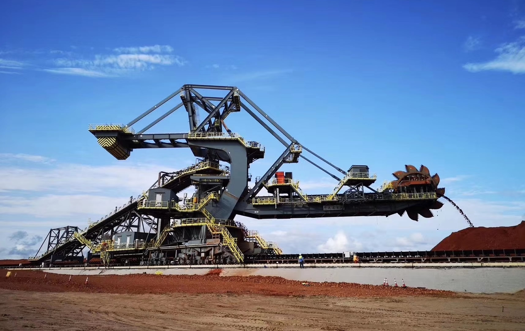 Large bucket-wheel stacker and reclaimer (exported to Guinea)